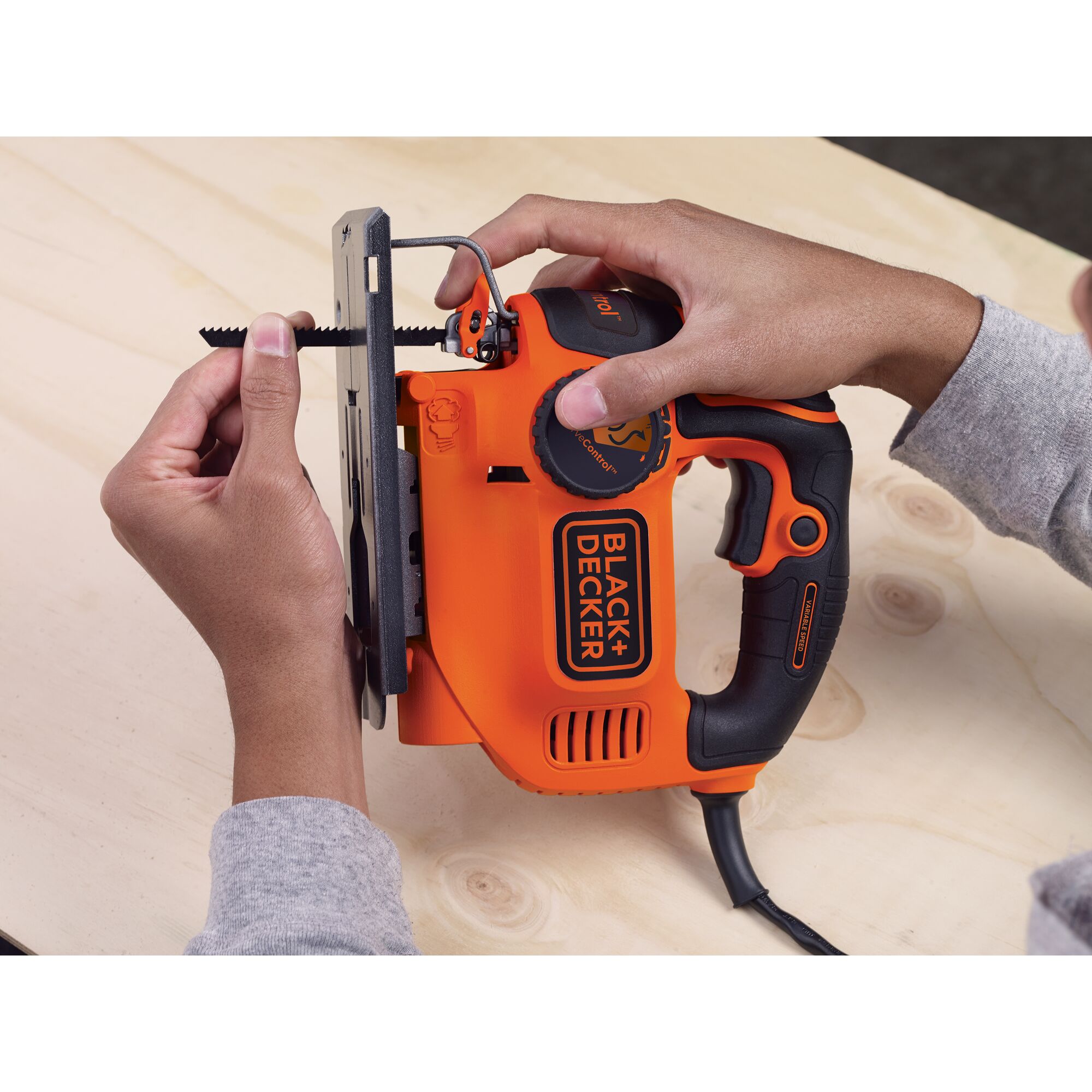 550W AUTOSELECT® Pendeldecoupeerzaag met zaagblad en koffer